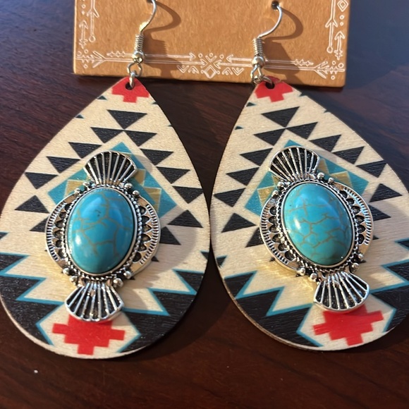 Western tear drop wooden earrings - Picture 5 of 5